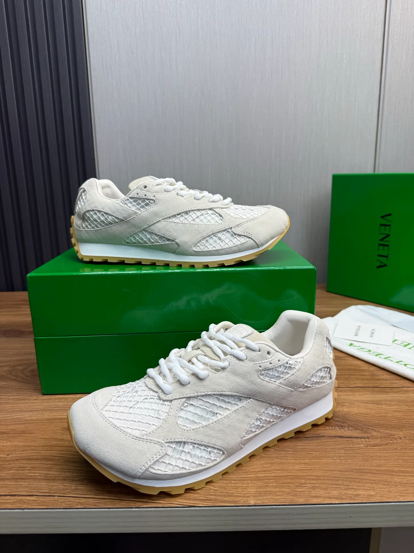 Men's men's shoes 💰660💰Pili BV top version 𝘽𝙊𝙏𝙏𝙀𝙂𝘼 𝙑𝙀𝙉𝙀𝙏𝘼 Orbit sneakers Wang Yibo same style couple style dad shoes 🩷💚 Runner sneakers, made of lightweight technical mesh fabric. Features a geometric patterned rubber outsole. Pay attention to the package craftsmanship ❕ High version shipping ❗️ Very nice, durable to play with and durable to make ✔️ Standard version 💯💯 The outsole is made of color-blocked TPU outsole. Women’s model 35-41 (40 41 customized) Men’s model 39-46 (45.46 customized) Equipped with original packaging